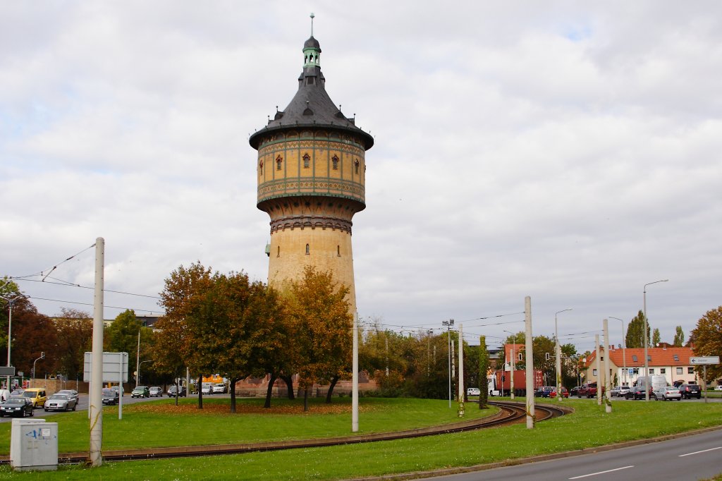 Der 1897 bis 1899 nach Plnen des Architekten Heinrich Walbe (1865-1954) erbaute Wasserturm Nord am Hallenser Roplatz. Das 54 Meter hohe und 1500 m fassende Bauwerk wurde errichtet, um die damals im Norden Halles neu entstehenden Stadtbereiche wassertechnisch abzusichern und  erst 1965 mit der Inbetriebnahme des Fernwassernetzes Ostharz/Elbaue funktionslos und auer Dienst gestellt. Als eines der zu den Wahrzeichen der Stadt gehrenden Gebude, wurde es 1992-1999 aufwndig saniert und steht unter Denkmalschutz! Die Aufnahme des hier zu sehenden Bildes erfolgte am 05.10.2011.