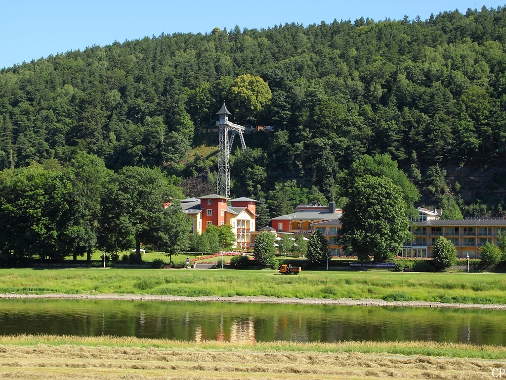 Der 1904 errichtete und seit 1954 unter Denkmalschutz stehende Personenaufzug in Bad Schandau berwindet eine Hhe von ca. 50 Meter. Der Bau des im Jugendstil gehaltenen Stahlfachwerkturmes wurde vom rtlichen Hotelier Rudolf Sendig initiiert. (Aufgenommen bei Krippen am 29.6.2011)