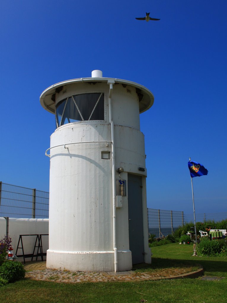 Der 1934 erbaute nur 5m hohe Leuchtturm Strukkamphuk auf Fehmarn. Strukkamphuk ist das Unterfeuer der Richtfeuerlinie Strukkamphuk, zusammen mit dem in ca. 6km entfernten Leuchtturm Flgge zeigt er nachts den Schiffen den richtigen Weg durch das Fahrwasser des Fehmarnsund.
Aufnahme vom 11.06.2013