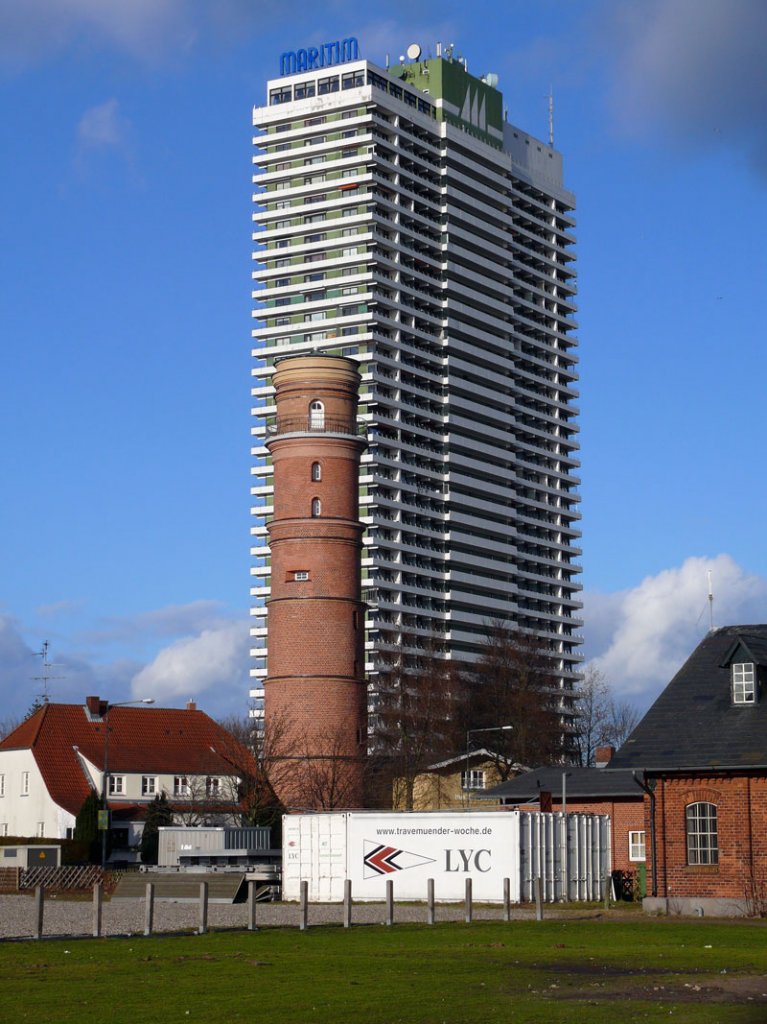 Der 31 m hohe Leuchtturm in Lübeck-Travemünde aus rotem Backstein wurde 1539 erbaut und im Jahr 1827 klassizistisch überformt. Damit ist er das älteste Seezeichen und der älteste Leuchtturm an der Lübecker Bucht und der deutschen Ostseeküste. Dieser dienstälteste Leuchtturm Deutschlands stellte 1972 den Betrieb ein, weil die Sicht durch das 119 m hohe Neubau-Hochhaus (Maritim-Hotel) verdeckt wurde.; 03.03.2010