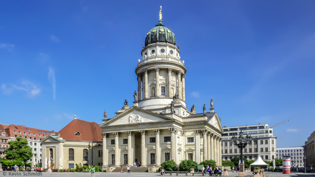 Der <a href= http://franzoesischer-dom.de/pages/start.php >Französische Dom</a> am Berliner Gendarmenmarkt, erbaut im 18. Jahrhundert, Architekt: Carl von Gontard. (13.07.2013)