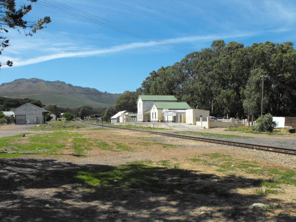 Der allen bahntechnischen Funktionen enthobene Bahnhof dient heute einer Freikirche als Verwaltungs- und Versammlungsort. Sir Lovry's Pass Village, 06.12.2010
