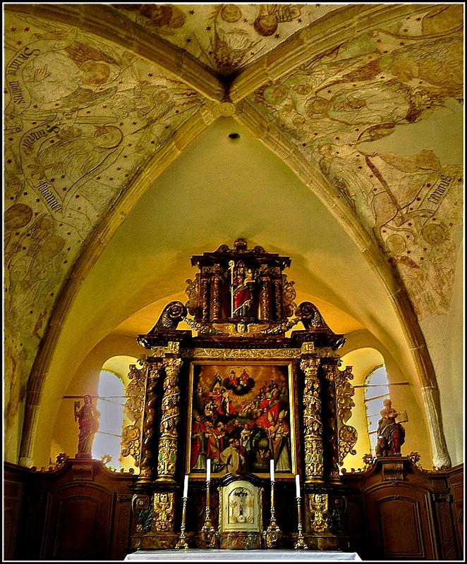 Der Altar und ein Teil der Fresken aus dem 15. und 16. Jahrhundert in der Kirche von Rindschleiden. (Jeanny)