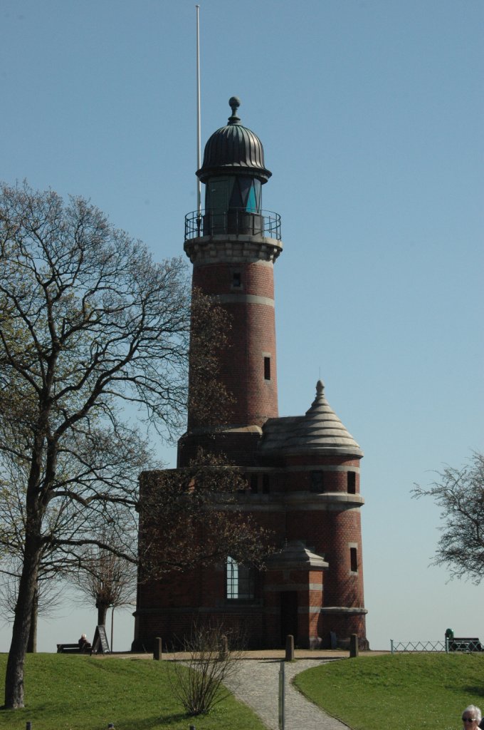Der alte Leuchtturm steht an der Schleuseneinfahrt in Kiel-Holtenau.
