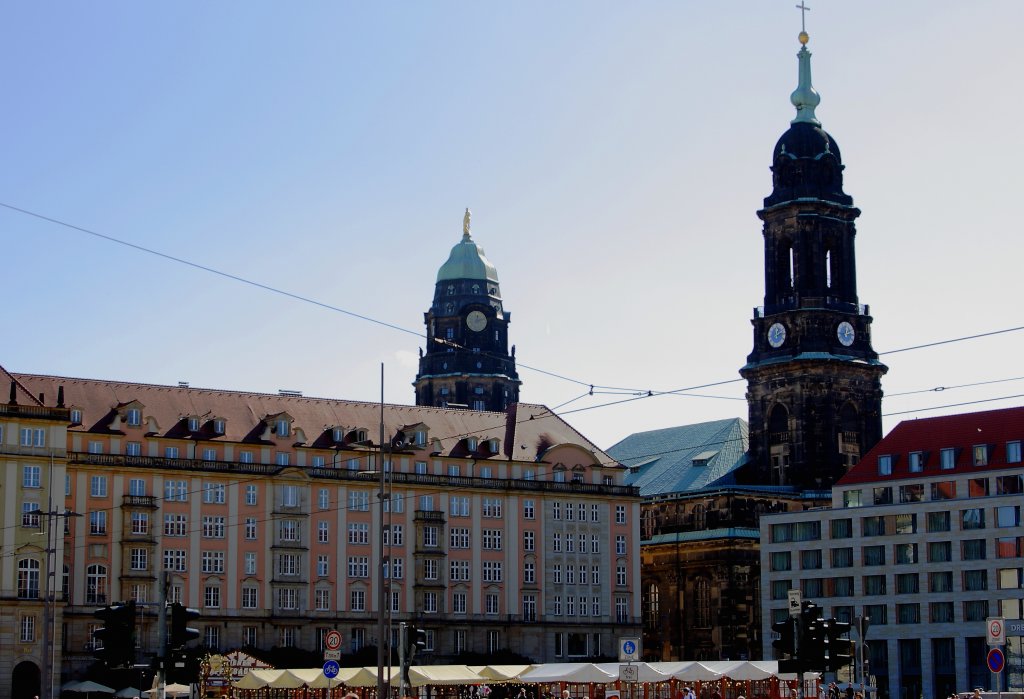 Der Altmarkt in Dresden mit zwei der bekanntesten Wahrzeichen der Stadt, dem Rathausturm (links) und der Kreuzkirche (rechts). (Aufnahme vom 06.10.2011)