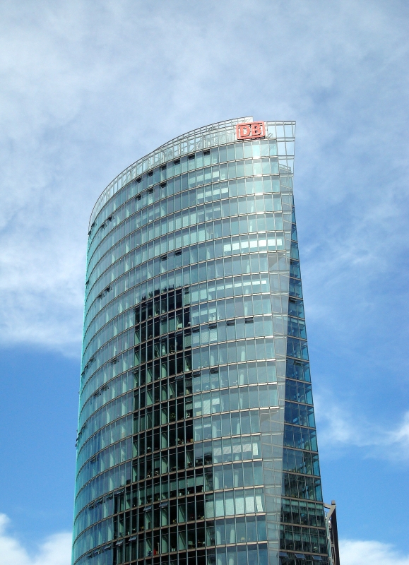 Der  Bahn Tower  des deutsch/amerikanischen Architekten Helmut Jahn am Potsdamer Platz in Berlin. Hauptquartier der Deutschen Bahn AG. 19.7.2011