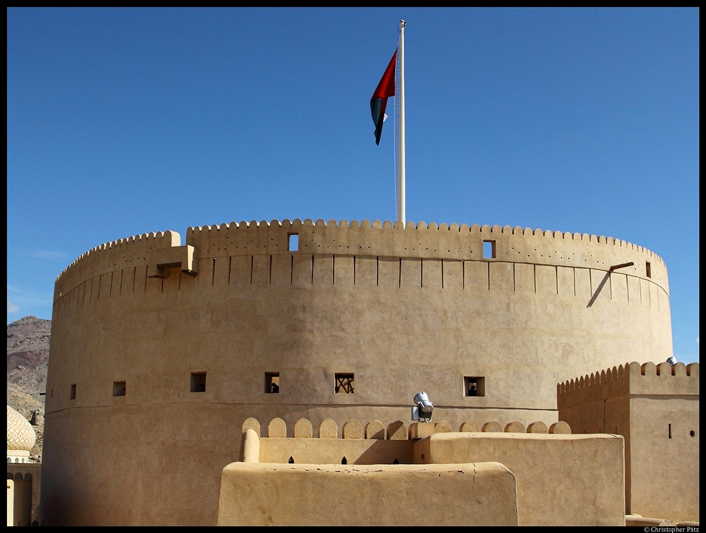 Der Bergfriedes der alten Festung in Nizwa ist mit 36 m Durchmesser und 30 m Hhe der grte Turm Omans. (03.12.2012)