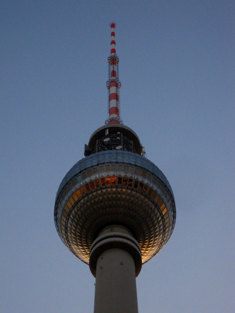 Der Berliner Fernsehturm im Abendlicht des 18. August 2010