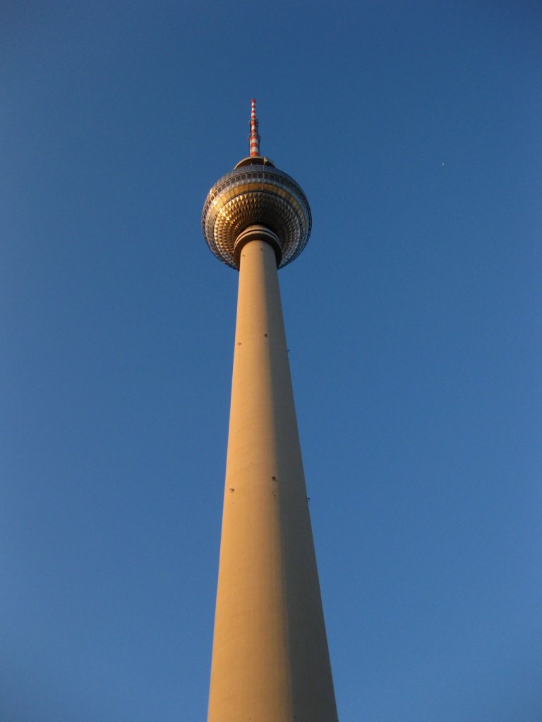 Der Berliner Fernsehturm im Abendlicht des 18. August 2010

