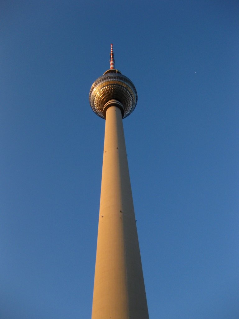 Der Berliner Fernsehturm im Abendlicht des 18. August 2010

