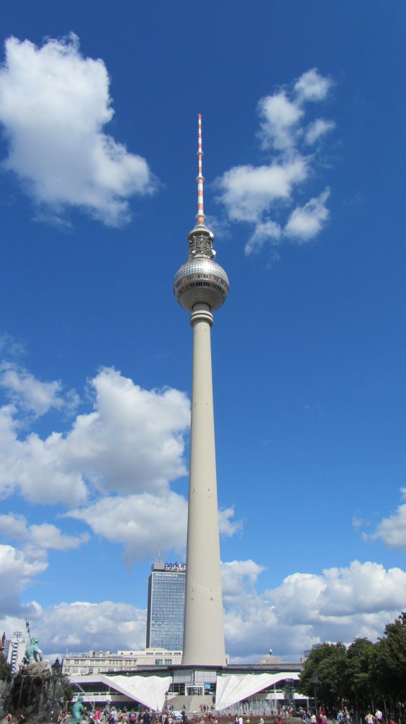 Der Berliner Fernsehturm, das hchste Gebude Deutschlands, am Alexanderplatz.(13.8.2012)