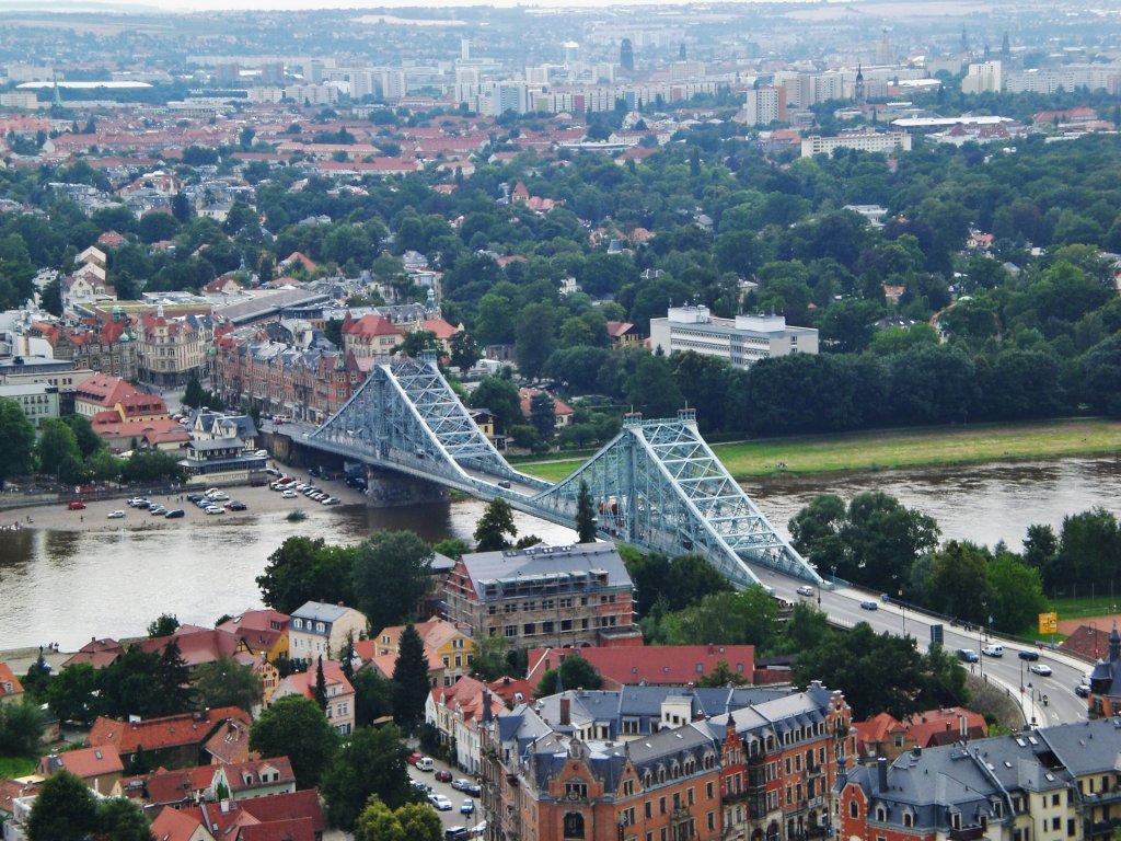 Der Blick auf die Loschwitzer Brcke und Dresden-Blasewitz.(25.7.2011)