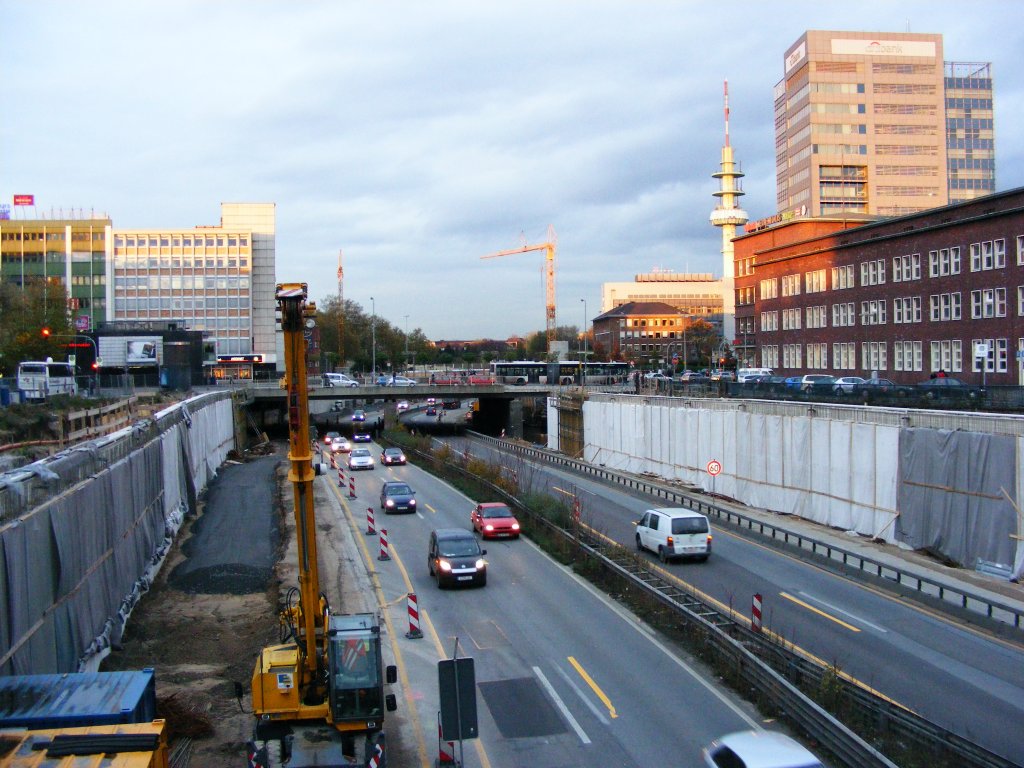 Der Blick auf die Schnellstrae vor dem Duisburger Hauptbahnhof am 6. November 2009.