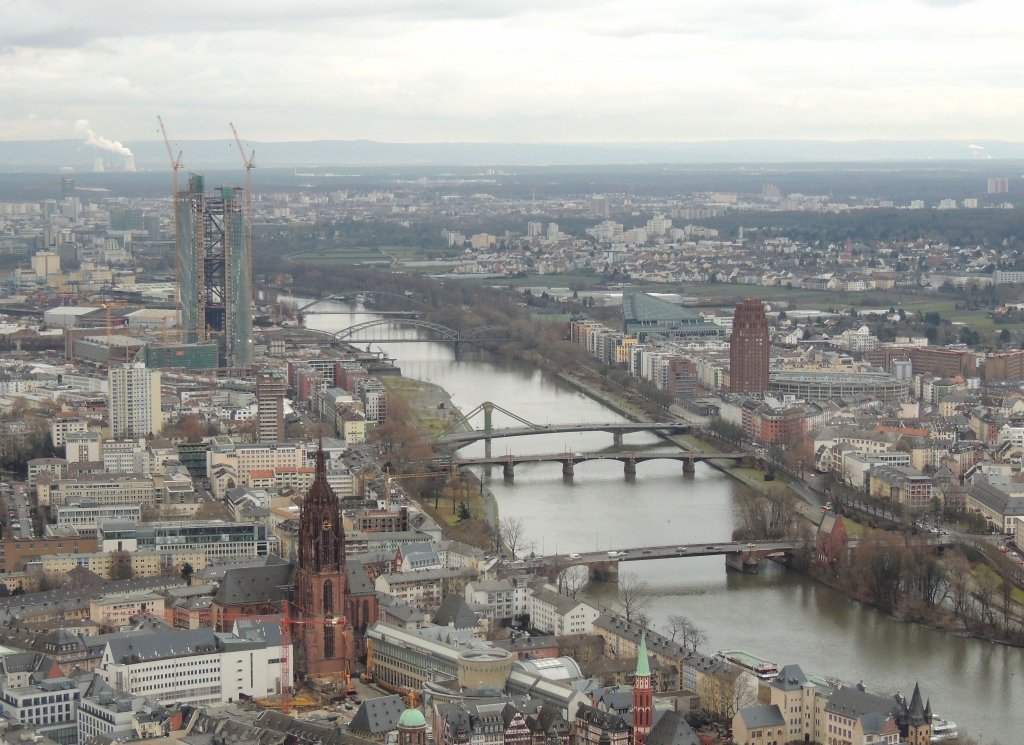 Der Blick hinunter vom Main-Tower ber den Main in Frankfurt (15.12.2012).