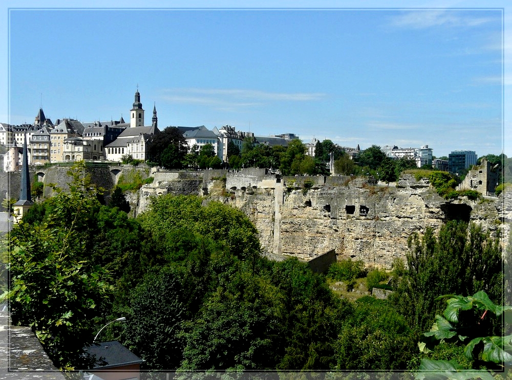 Der Bockfelsen, auch die Wiege Luxemburgs genannt, von der rue de la Tour Jacob aus gesehen. 01.08.2009 (Jeanny)