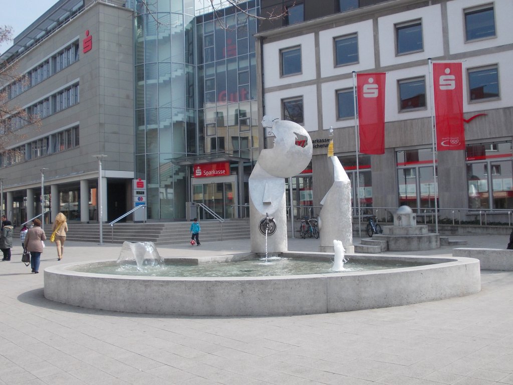 Der Brunnen vor der Sparkasse im Bruchsaler Zentrum am 4.4.13