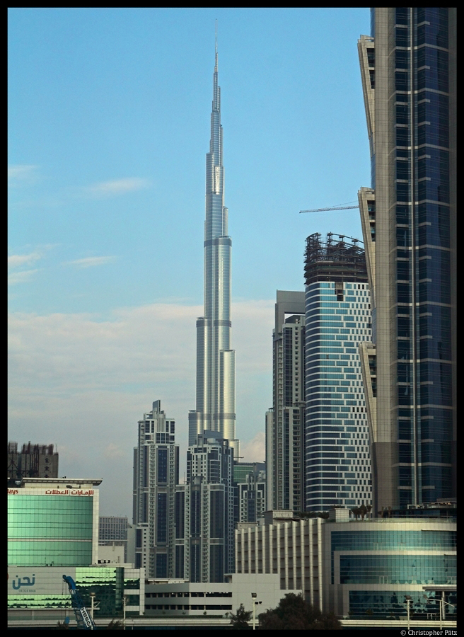 Der Burj Khalifa, das höchste Gebäude der Welt, überragt die benachbarten Hochhäuser. (08.12.2012)