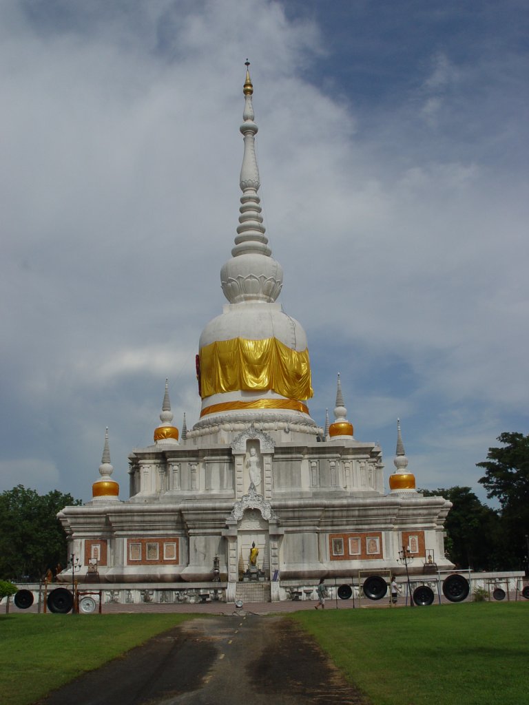 Der Chedi einer buddhistischen Tempelanlage im Nordosten (Isan) Thailands im Juli 2010
