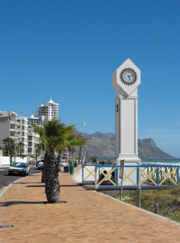 Der Clocktower des Rotary Club an der Beach Road zeigt zwar eine Zeit, geht aber wieder mal eine Dreiviertelstunde vor… Strand, 07.12.2010
