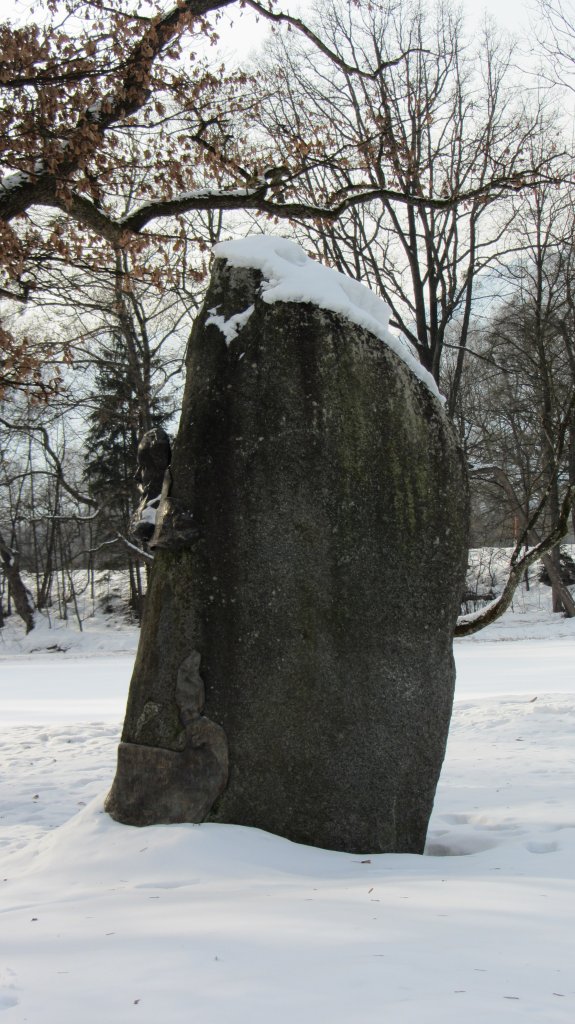 Der Denkmalstein fr Freiherr Franz von Lipperheide im Matzen Park bei Brixlegg am 4.2.2012.