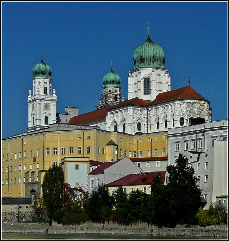 Der Dom St. Stephan in Passau ist eine von 1668 an wiedererbaute barocke Bischofskirche. Der Passauer Dom ist einer der grten Dome mit dem grten barocken Kircheninnenraum nrdlich der Alpen. Dieses Bild des Passauer Dons entstand am 12.09.2010 whrend einem Ausflug mit dem Schiff auf dem Inn. (Jeanny) 