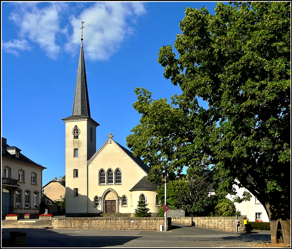 Der Dorfplatz von Bastendorf trgt den Namen  Bi der Lann . Die Linde (Hhe: 19 m, Durchmesser: 1,26 m), deren Alter unbekannt ist, gehrt zu den bemerkenswerten Bumen in Luxemburg. Sie hat ein bewegtes Leben hinter sich. Obwohl sie die Ardennenoffensive (1944/45) schadlos berstanden hat, bangte man in den 1970er Jahren um ihr Leben. So schrieb Carlo Hemmer 1974:  Mir bangt um die alte Linde am Dorfplatz der Kirche gegenber. Sie grnt lustlos, treibt nur sprliche Knospen. Zu knauserig hat man ihr das Erdreich bemessen, zu eng den Panzer des Asphalts um den Stamm gezogen. Man sollte hier nach dem Rechten sehen, bevor es zu spt ist, bevor der Platz durch das Sterben des mchtigen, ehrwrdigen Baumes Schnheit und Stimmung verliert.  Im Jahre 2002 wurde ihre Krone drastisch zurckgeschnitten und seitdem hat sie sich prchtig erholt. 24.07.2010 (Jeanny)  