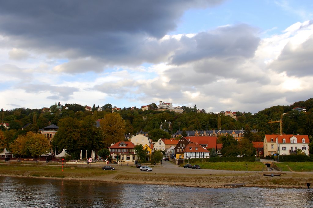 Der Dresdener Stadtteil Loschwitz mit dem oben auf der Loschwitzhhe gelegenen Restaurant  Luisenhof , welches auch, aufgrund der sich von ihm bietenden tollen Aussicht auf das Stadtgebiet, als  Balkon Dresdens  bezeichnet wird. (Aufnahme erfolgte am 06.10.2011 vom Fahrgastschiff  August der Starke  auf der Elbe aus.)