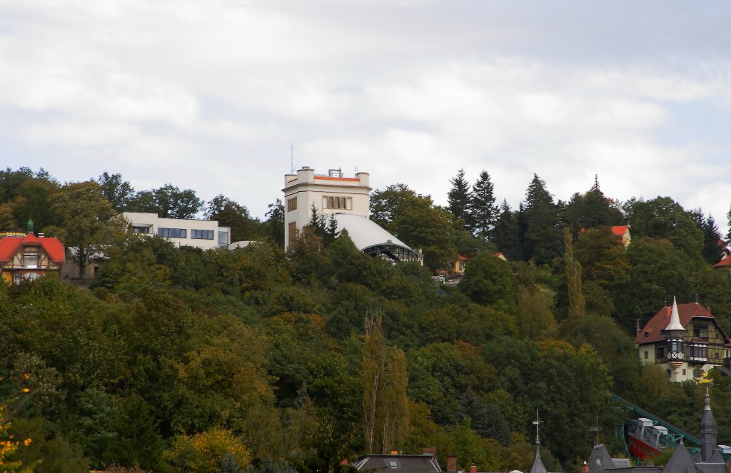 Der Dresdener Stadtteil Oberloschwitz mit der Bergstation der Schwebebahn, welche diesen mit dem Stadtteil Loschwitz am Elbufer verbindet, aufgenommen am 06.10.2011 von Bord des Motorschiffes  August der Starke . Rechts unten ist ein Wagen der genannten Bergbahn zu sehen.