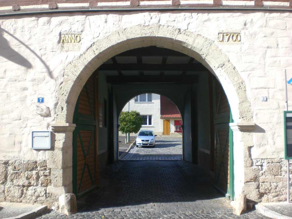 Der Eingang in einen Hinterhof in Mhlhausen.(8.10.2012)
