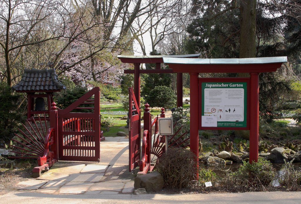 Der Eingangsbereich zum  Japanischen Garten  am Westende des Carl-Duisberg-Parks in Leverkusen, unmittelbar am Gelnde des ChemParks (Bayer-Werk) gelegen. Die Aufnahme entstand am 24.03.2012.