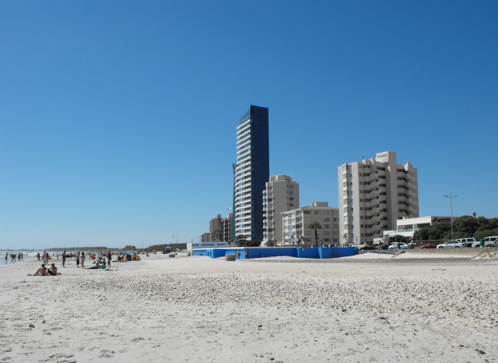 Der einzige Ort an der False Bay wo Hochhaeuser aus dem Boden spriessen heisst  The Strand . Dominant ist das Topas-Gebaeude. Strand, 07.12.2010
