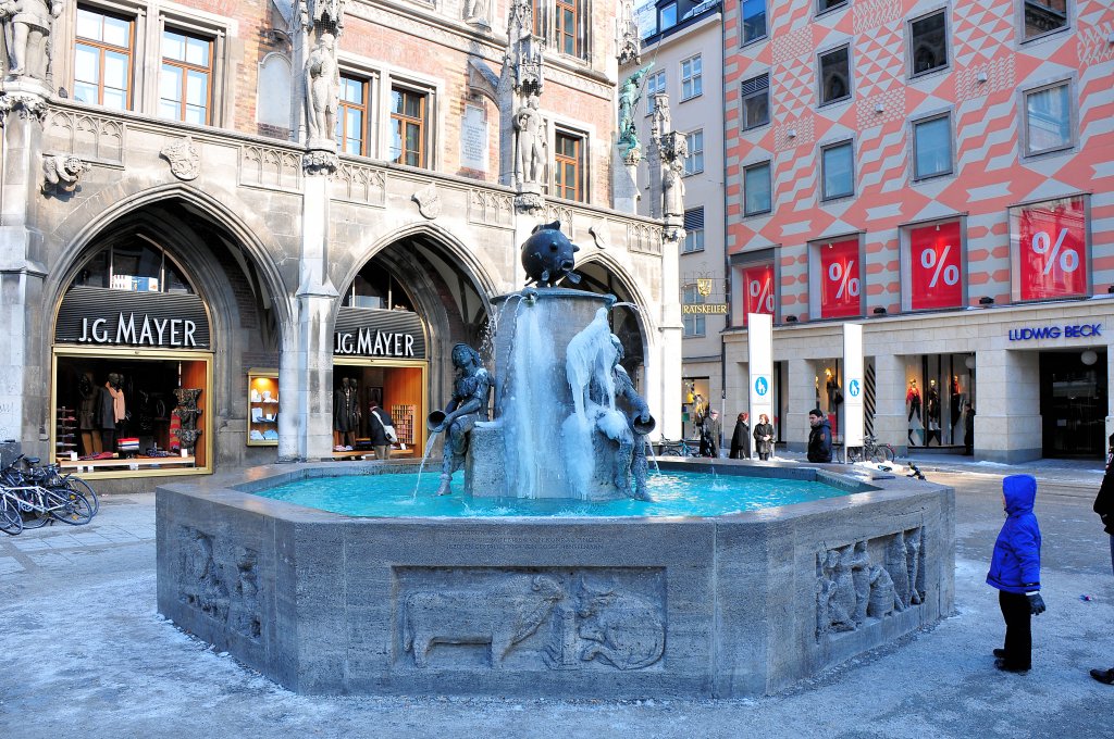 Der einzigste Brunnen der Stadt, der nicht ber den Winter abgeschaltet wird ist der Fischbrunnen am Marienplatz in Mnchen (01/2010)