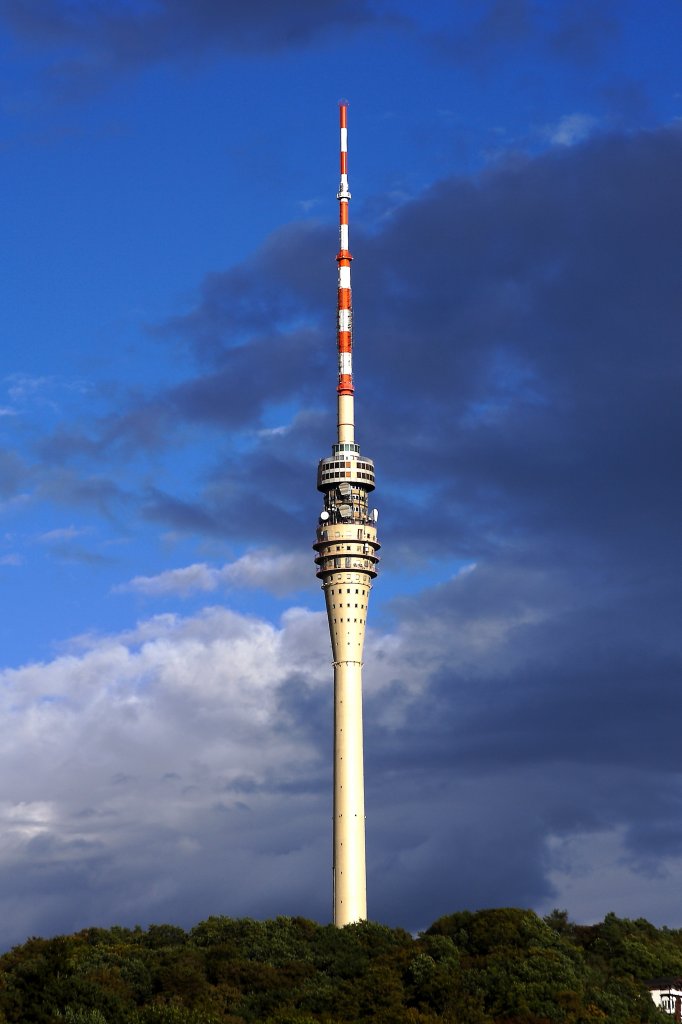 Der Fernsehturm in Dresden-Wachwitz (erbaut 1963-1969, Hhe 252m) unter den Wolken einer aufziehenden Kaltfront, aufgenommen am Abend des 06.10.2011 von Bord des MS  August der Starke  auf der Elbe.