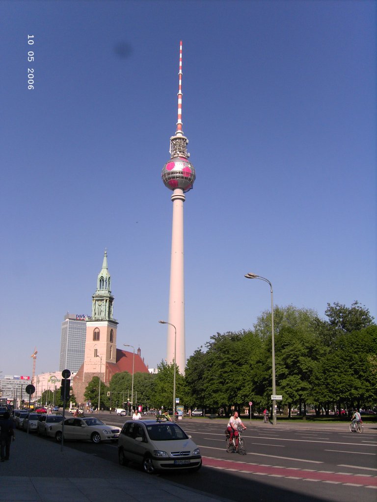 Der Fernsehturm (Telespargel) am Alexanderplatz in Berlin. Ein Rieiger Fussball zur WM 2006. Im Mai 2006 fotografiert.