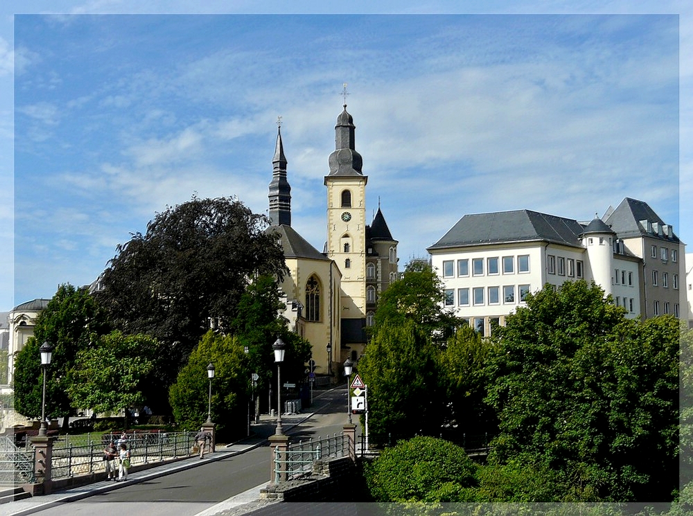 Der Fischmarkt mit der St Michaels Kirche in Luxemburg Stadt. 01.08.2009 (Jeanny)