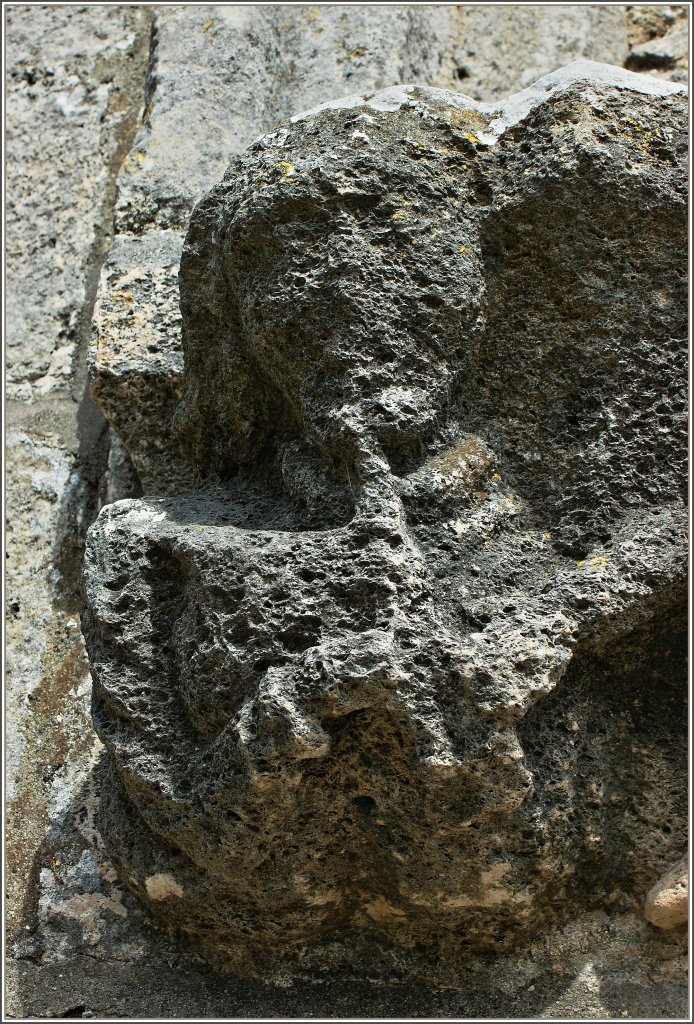 Der fltenspielender Engel an der Aussenseite der Kirche von Corfe Castle ist, obwohl seit sehr vielen Jahren Wind und Wetter ausgesetzt, noch immer gut zu erkennen.
(08.05.2011)