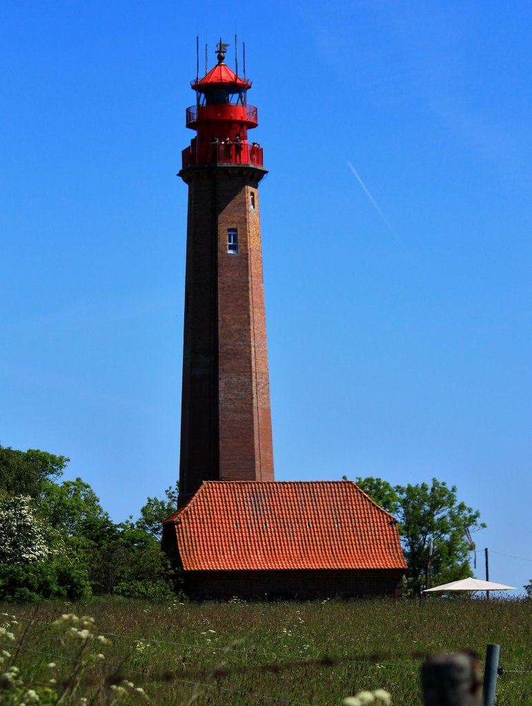 Der Flgger Leuchtturm auf Fehmarn. Der achteckiger Backsteinturm mit der roten Laterne wurde 1914-15 gebaut, ist seit 1916 in Betrieb und steht seit 2003 unter Denkmalschutz. In den Jahren 2009 und 2010 wurde der Leuchtturm saniert. Unter dem Leuchtfeuer in 38m hhe befindet sich eine Galerie, die man ber eine 161 stufige Wendeltreppe im Turminneren besteigen kann. Von dort hat man einen einzigartigen Blick ber Fehmarn, der Fehmarnsundbrcke und Heiligenhafen auf dem Festland. Am 06.Juni 2013 gab die Deutsche Post AG eine 45Cent Briefmarke mit dem Bild des Flgger Leuchtturms heraus. Aufnahme vom 07.06.2013