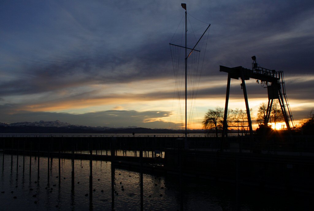 Der Friedrichshafener Hafen im Sonnenuntergang, 03.01.12