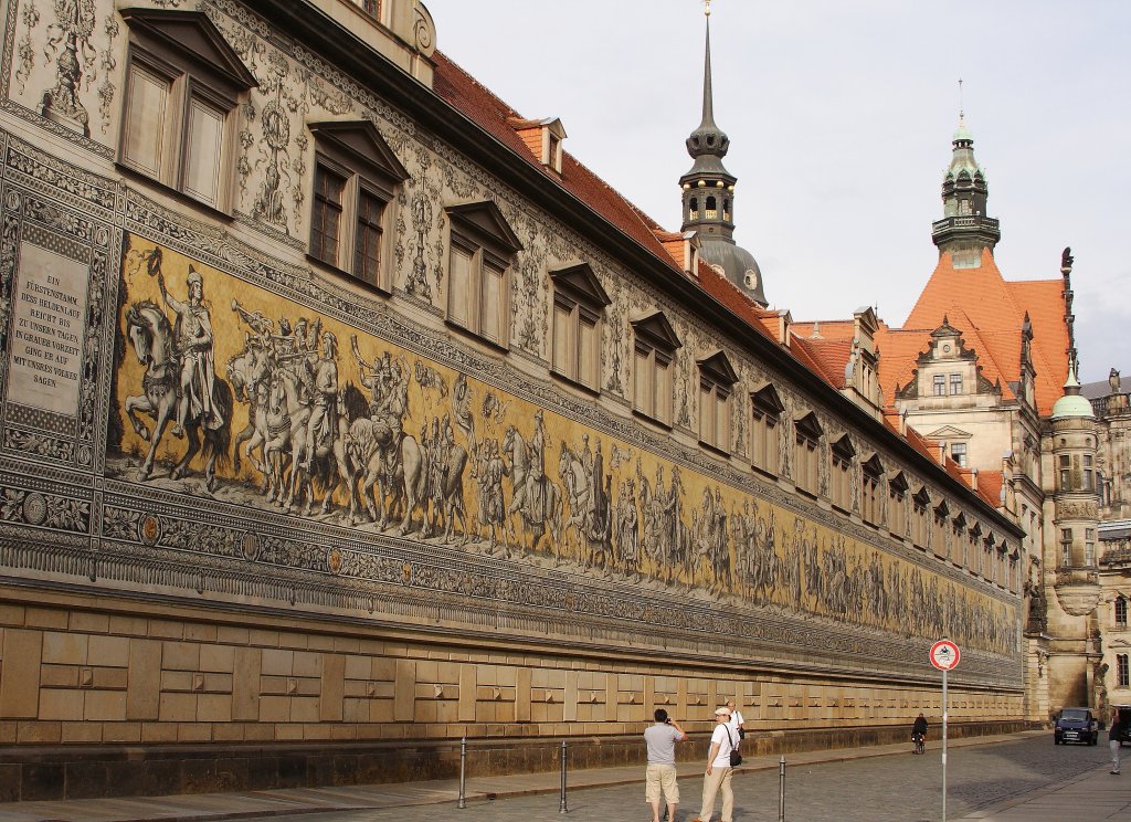Der  Frstenzug  zwischen Johanneum und Georgentor des Dresdener Residenzschlosses, gelegen an der Augustusstrae. Er ist 102 m lang und besteht aus ca. 23000 Meiner Porzellanflieen! (Aufnahme vom 30.08.2012)