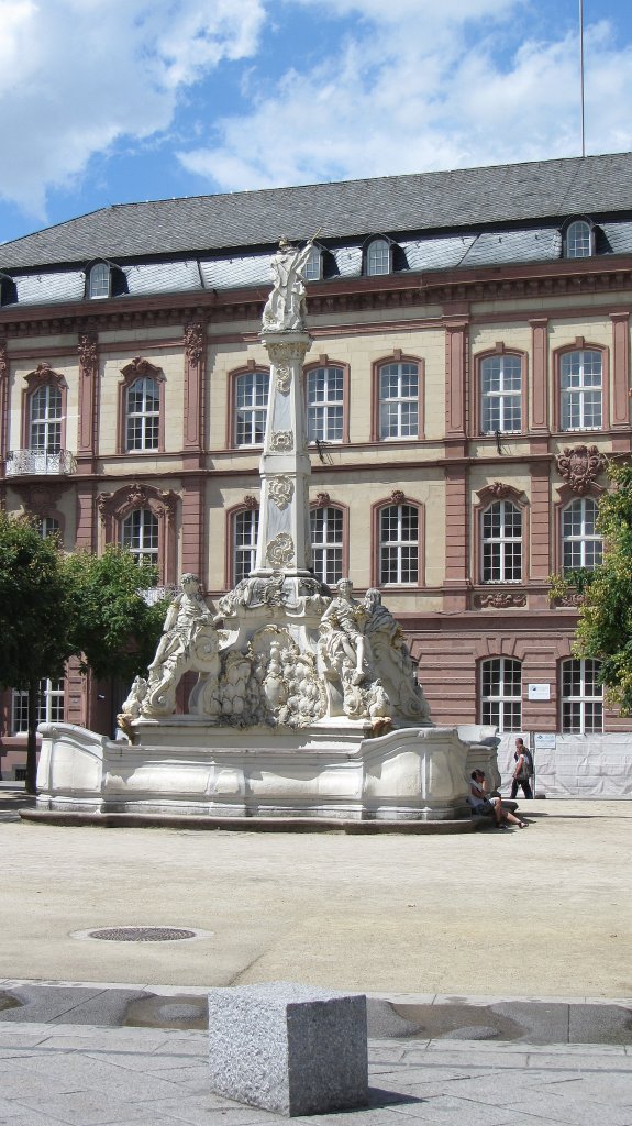Der Georgsbrunnen in Trier am Kornmarkt am 4.8.2012. Er entstand in der Zeit des Rokoko. Auf dem Obelisk ist der Hl. Georg als Drachentter zu sehen.