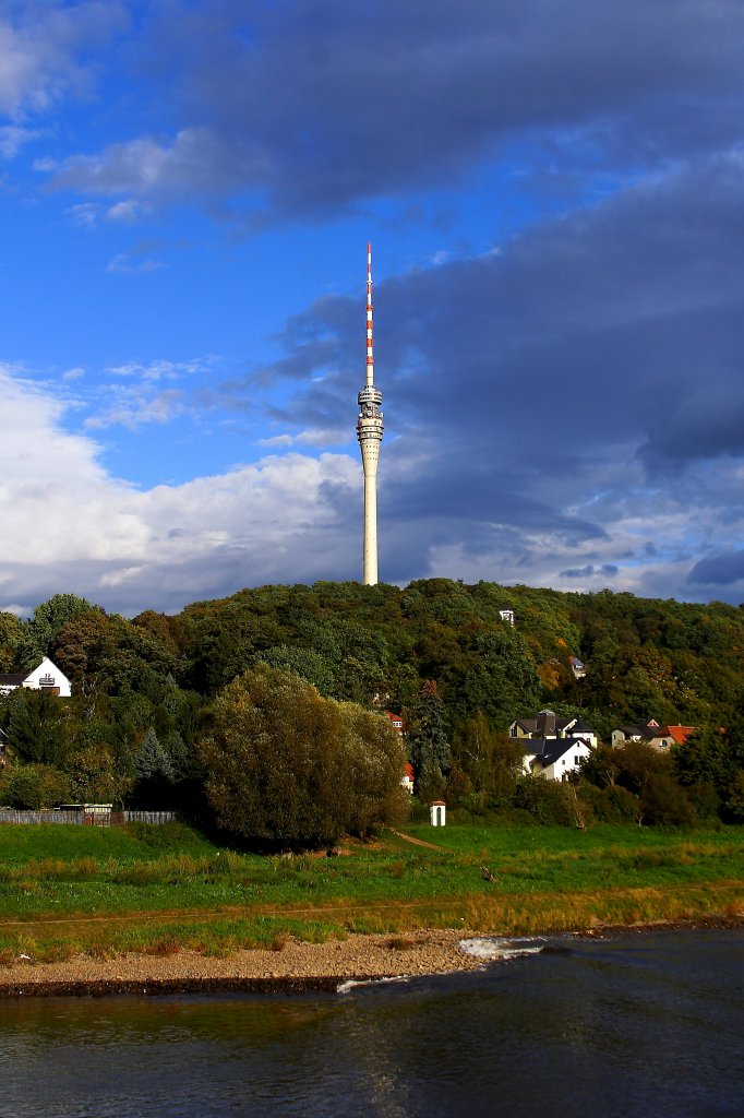 Der das gesamte Stadtgebiet Dresdens berragende und weithin sichtbare Fernsehturm in Wachwitz, aufgenommen am 06.10.2011 vom Fahrgastschiff  August der Starke  auf der Elbe aus.
