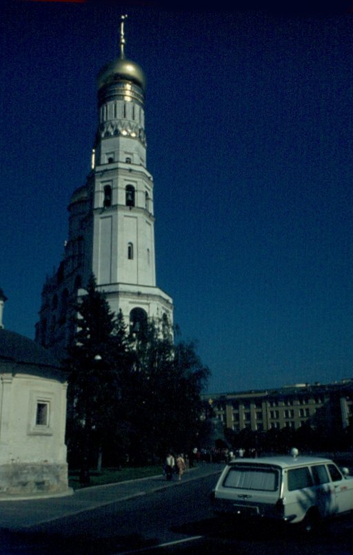 Der Glockenturm Iwan der Groe ist mit seinen 81 Metern Hhe das hchste Gebude im Moskauer Kreml. September 1981 