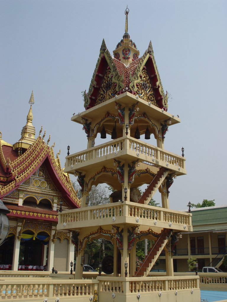 Der Glockenturm im Kloster Wat Pho Chai in Nong Khai im Norden Thailands am Mekong gelegen. In diesem Tempel wird die massiv goldene Buddhastatue Luang Pho Phra Sai verehrt. (März 2010)