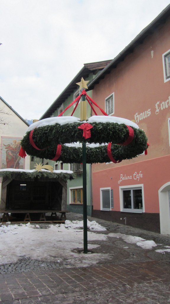Der große Adventskranz am Kitzbüheler Weihnachtsmarkt.(30.12.2012)