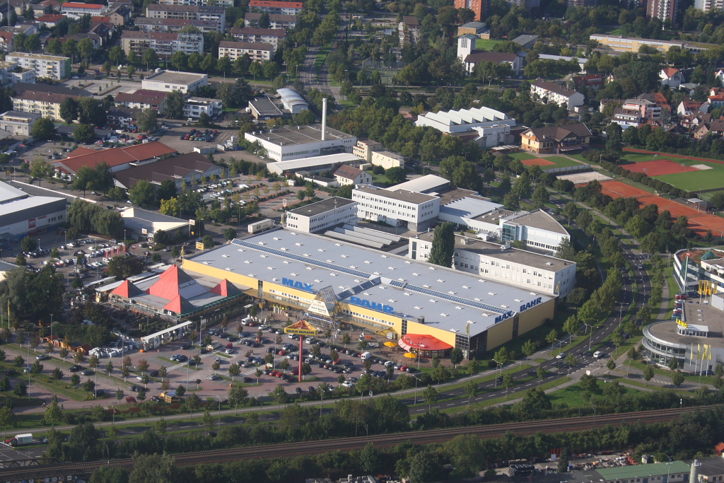 Der groe  Max Bahr Baumarkt  in Karlsruhe aus der Luft. Dahinter das weie Gebude, das ist die Firma INIT, die Informations- und Anzeigetafeln fr Busse und Bahnen herstellt. Datum: 18.09.10