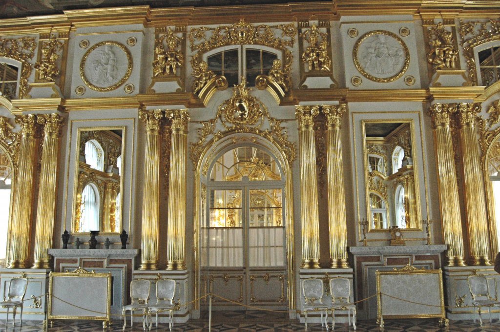 Der groe Saal im  Katharinenpalast mit viel Prunk verziert. Gesehen am 19.09.2010