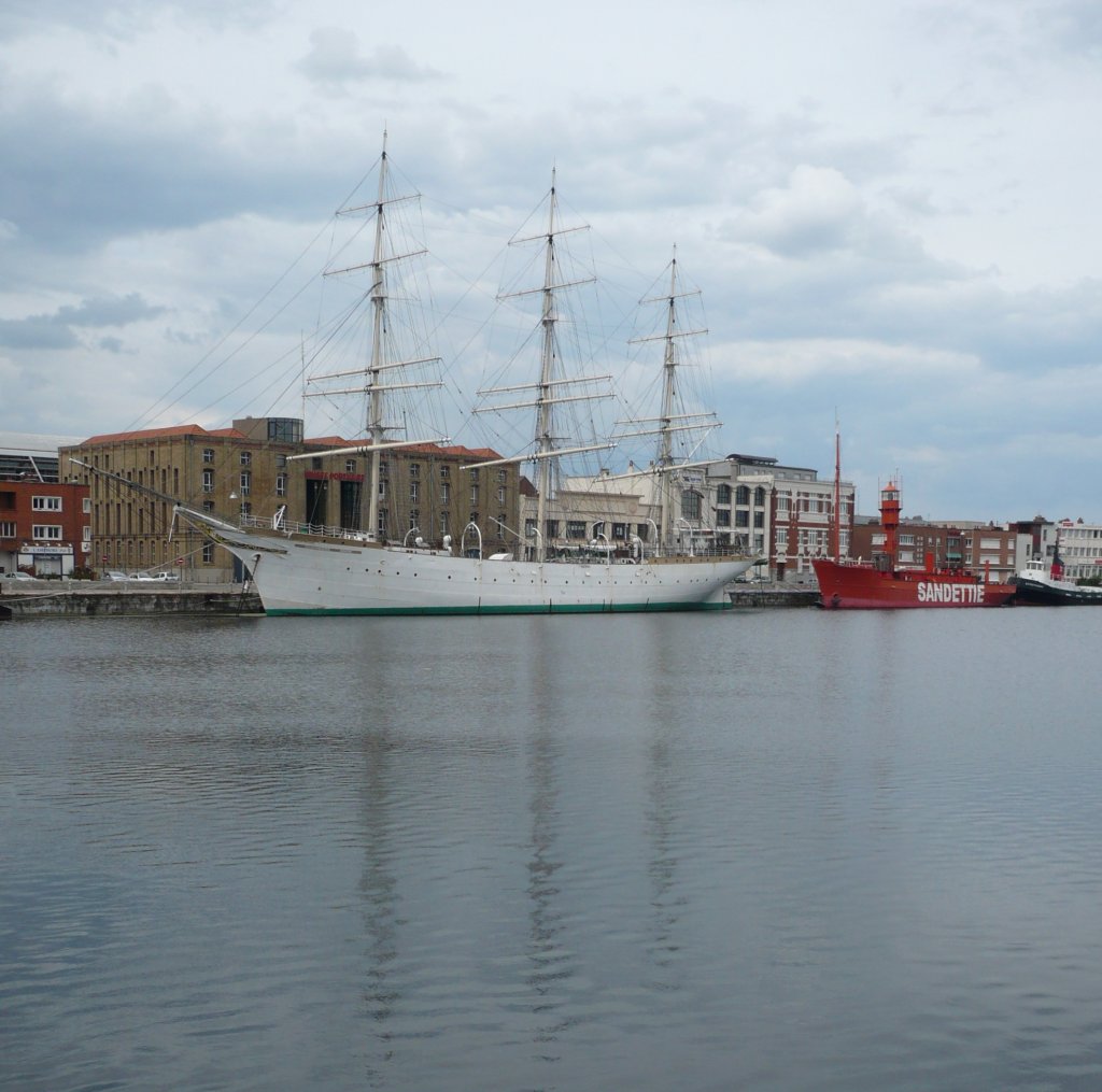 Der Hafen von Dunkerque bietet schon einiges, die Luft dort aber nicht..!!
-August 08-.