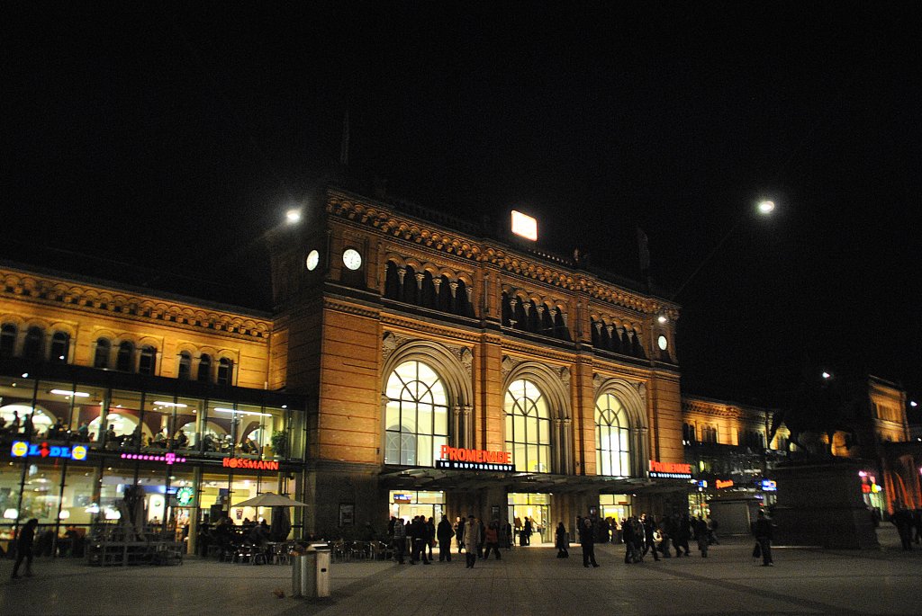 Der Hauptbahhof von Hannover, bei Nacht. Foto vom 31.10.2010