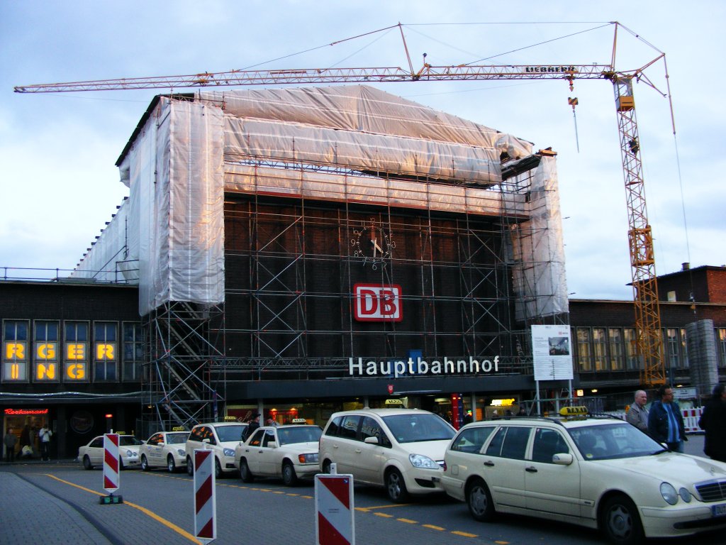 Der Haupteingang des Duisburger Hauptbahnhofs am 6. November 2009.
