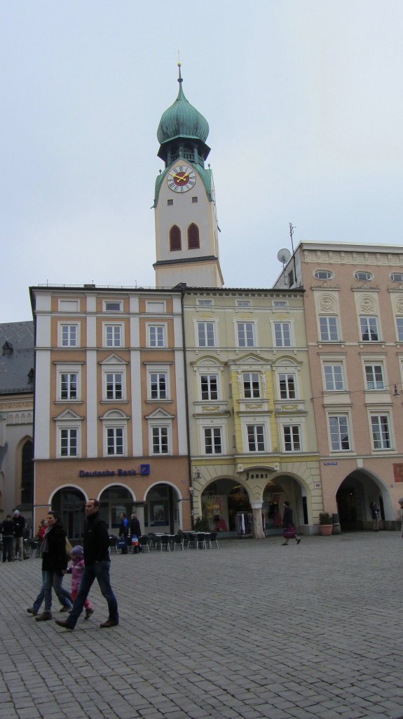 Der Hauptplatz von Rosenheim. Im Hintergrund der Kirchturm.(3.3.2012)